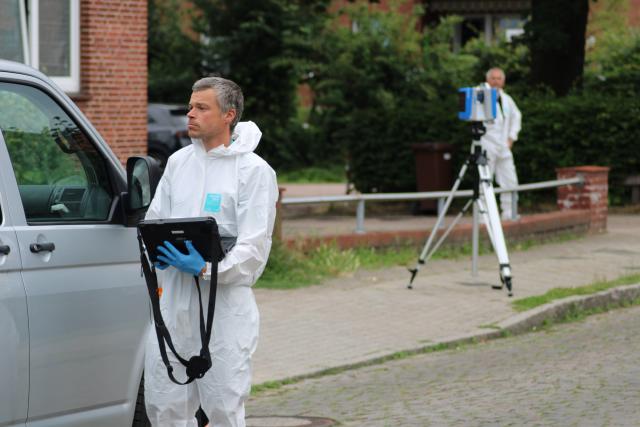 30 June 2026, Lower Saxony, Stade: Specialists from the Lower Saxony State Criminal Police Office (LKA) have arrived at the crime scene, a building housing a youth facility. Investigators are now busy conducting further extensive crime scene documentation and measurements. Several people were killed by gunfire at the facility yesterday. Photo: Kai Moorschlatt/dpa