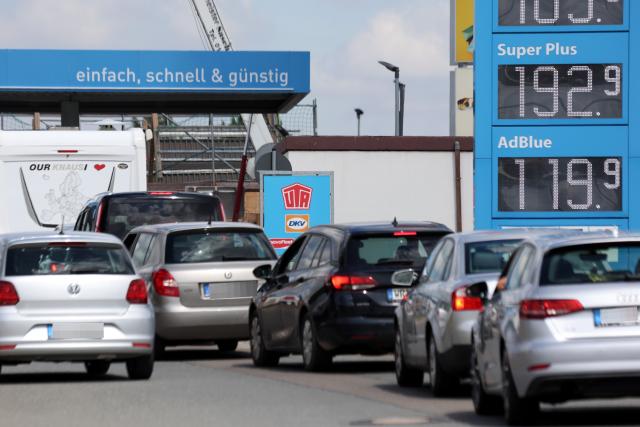 30 June 2026, Sachsen-Anhalt, Blankenburg: Vehicles queue up at a petrol pump ahead of the midday rush. Drivers rushed to refuel on the final day before the government's temporary gas tax rebate expires on July 1, ending months of subsidized fuel discounts. Photo: Matthias Bein/dpa