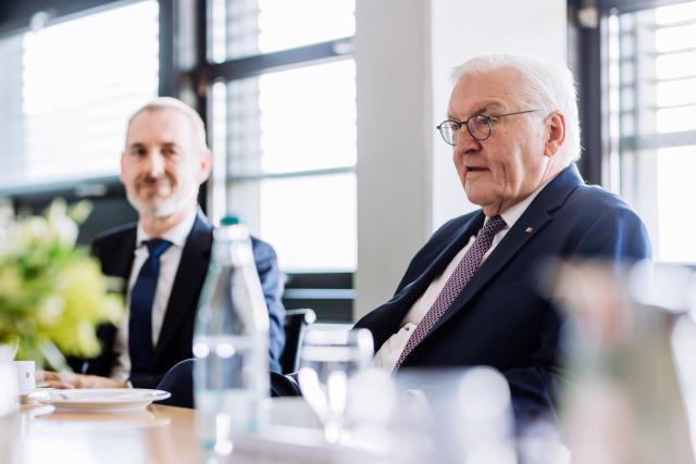 30 June 2026, Baden-Württemberg, Lörrach: German President Frank-Walter Steinmeier (R) sits next to Mayor Joerg Lutz (L) during a discussion on local politics at the City Hall in Loerrach. For three days, Steinmeier will conduct his official duties from this city in the "Three-Country Corner," very close to Switzerland and France, as part of his "Local Time Germany" tour, where he leaves his official residence in Berlin to visit regions outside the major cities in order to engage in conversation with local residents. Photo: Philipp von Ditfurth/dpa
