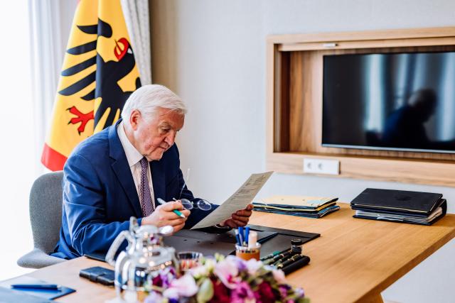 30 June 2026, Baden-Württemberg, Lörrach: German President Frank-Walter Steinmeier stays at Hotel Stadt Loerrach, where he is conducting his official duties during a discussion on local politics at the City Hall in Loerrach. For three days, Steinmeier will conduct his official duties from this city in the "Three-Country Corner," very close to Switzerland and France, as part of his "Local Time Germany" tour, where he leaves his official residence in Berlin to visit regions outside the major cities in order to engage in conversation with local residents. Photo: Philipp von Ditfurth/dpa