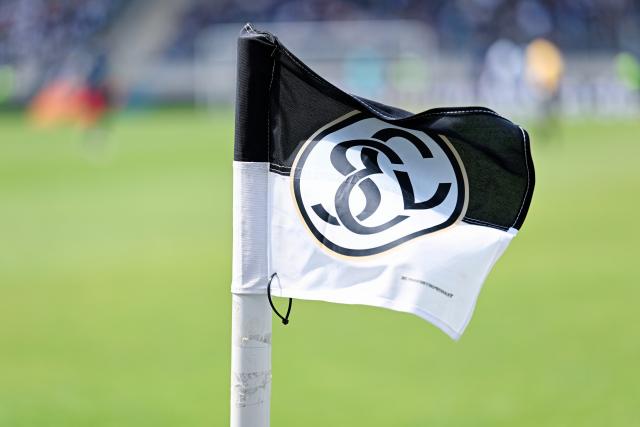 FILED - 03 May 2026, Saarland, Spiesen-Elversberg: FILE PHOTO - A corner flag bearing SV Elversberg's logo blows in the wind at the stadium. Elversberg will begin their first-ever Bundesliga season at home against Bayer Leverkusen, the 2024 champions, the clubs and the German Football League (DFL) said on Tuesday. Photo: Uwe Anspach/dpa - IMPORTANT NOTE: In accordance with the regulations of the DFL German Football League and the DFB German Football Association, it is prohibited to utilize or have utilized photographs taken in the stadium and/or of the match in the form of sequential images and/or video-like photo series.
