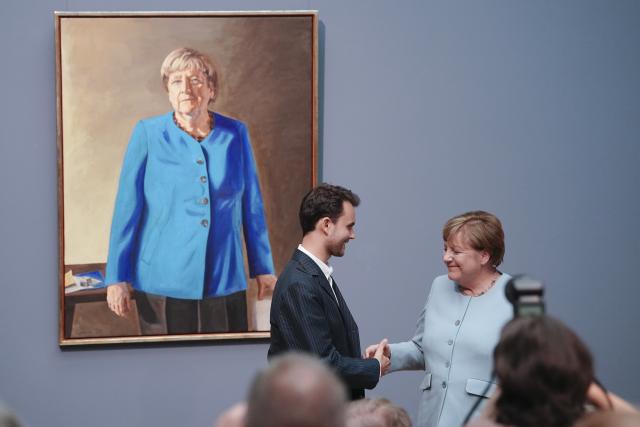 30 June 2026, Berlin: Angela Merkel (R), former German chancellor, and artist Jeremie Queyras (L) unveil the portrait of the former chancellor for the Hall of Fame at the German Chancellery. The portrait will be displayed at the Bode Museum until 4 October 2026 before being moved to the German Chancellery. Photo: Kay Nietfeld/dpa