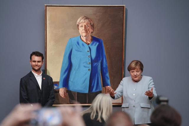 30 June 2026, Berlin: Angela Merkel (R), former German chancellor, and artist Jeremie Queyras (L) unveil the portrait of the former chancellor for the Hall of Fame at the German Chancellery. The portrait will be displayed at the Bode Museum until 4 October 2026 before being moved to the German Chancellery. Photo: Kay Nietfeld/dpa
