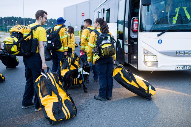 01 July 2026, Lower Saxony, Wunstorf: @fire rescue workers load their luggage at the Wunstorf Air Base, after returning from the earthquake-stricken area in Venezuela. @fire rescue is a nonprofit, nongovernmental aid organization that provides international assistance during natural disasters. Photo: Moritz Frankenberg/dpa