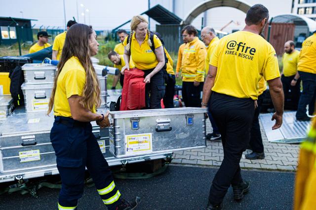 01 July 2026, Lower Saxony, Wunstorf: @fire rescue workers load their luggage at the Wunstorf Air Base, after returning from the earthquake-stricken area in Venezuela. @fire rescue is a nonprofit, nongovernmental aid organization that provides international assistance during natural disasters. Photo: Moritz Frankenberg/dpa