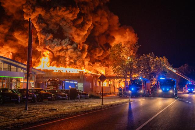 01 July 2026, Bavaria, Lichtenfels: Firefighters battle a blaze in a warehouse containing coffins in the Trieb neighborhood of Lichtenfels. Photo: Ferdinand Merzbach/NEWS5/dpa