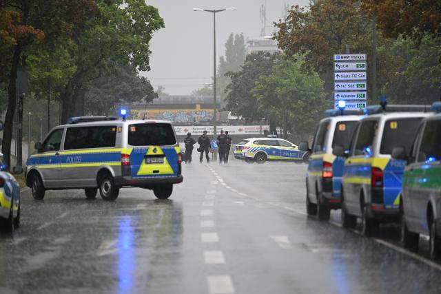 01 July 2026, Bavaria, Munich: Police officers stand on a street following a threatening incident in Munich. Police have arrested the person responsible for the threat, a police spokeswoman says. Officers have also secured a suspicious object, and there is no danger to the public. Photo: Sven Hoppe/dpa