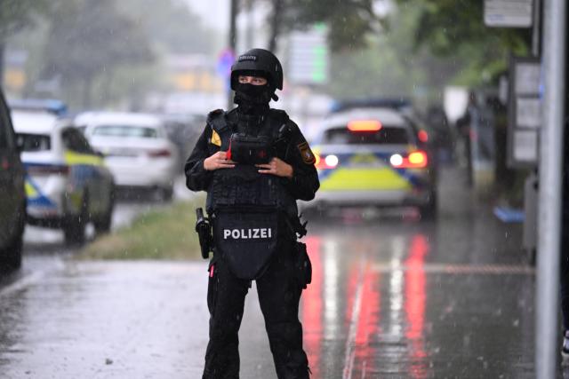 01 July 2026, Bavaria, Munich: A police officer stands on a street following a threatening incident in Munich. Police have arrested the person responsible for the threat, a police spokeswoman says. Officers have also secured a suspicious object, and there is no danger to the public. Photo: Sven Hoppe/dpa