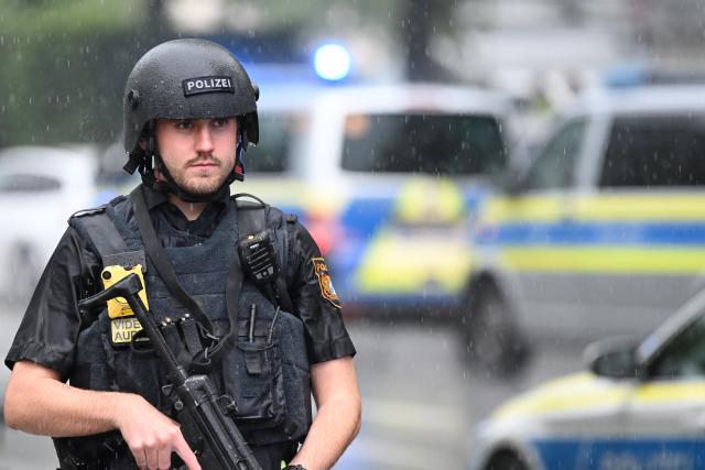 01 July 2026, Bavaria, Munich: A police officer stands on a street following a threatening incident in Munich. Police have arrested the person responsible for the threat, a police spokeswoman says. Officers have also secured a suspicious object, and there is no danger to the public. Photo: Sven Hoppe/dpa