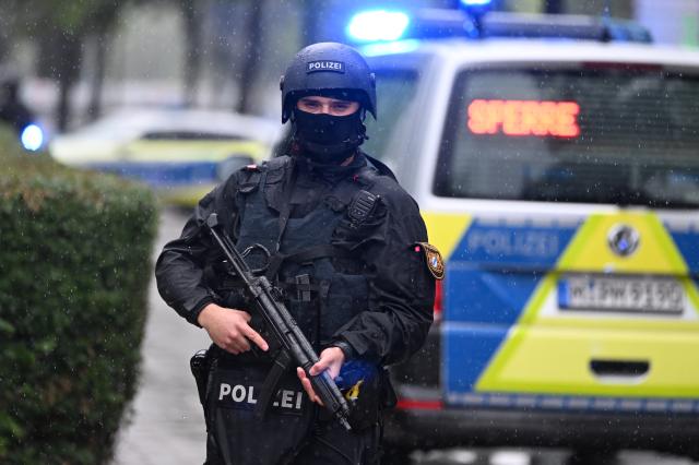 01 July 2026, Bavaria, Munich: A police officer stands on a street following a threatening incident in Munich. Police have arrested the person responsible for the threat, a police spokeswoman says. Officers have also secured a suspicious object, and there is no danger to the public. Photo: Sven Hoppe/dpa
