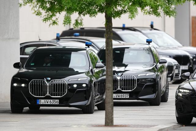 01 July 2026, Berlin: Limousines used by participants in the coalition summit are parked outside the German Chancellery. The coalition committee meets there this afternoon to discuss a major reform package. The agenda includes reforms to income tax and social security, measures to reduce bureaucracy, and labour market reforms. Photo: Kay Nietfeld/dpa