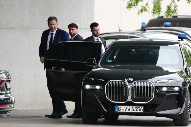 01 July 2026, Berlin: Lars Klingbeil (L), Germany's Finance Minister, Vice Chancellor and Federal Chairman of the Social Democratic Party of Germany, arrives at the German Chancellery. The coalition committee meets there this afternoon to discuss a major reform package. The agenda includes reforms to income tax and social security, measures to reduce bureaucracy, and labour market reforms. Photo: Kay Nietfeld/dpa