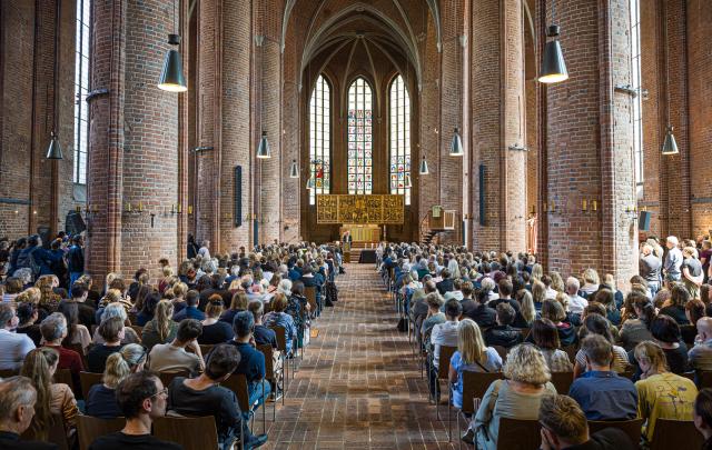 01 July 2026, Lower Saxony, Hanover: People attend a memorial service for those killed at the Marktkirche in Stade. Several people are killed in a shooting at a youth centre in Stade on 29 June 2026. Photo: Moritz Frankenberg/dpa