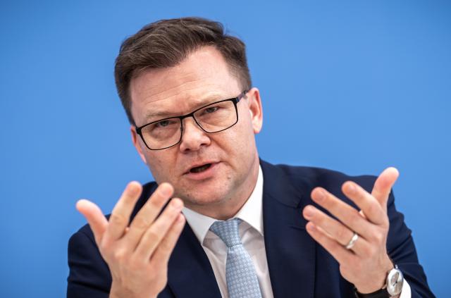FILED - 25 March 2026, Berlin: FILE PHOTO - German Minister for the Environment, Climate Action, Nature Conservation, and Nuclear Safety, Carsten Schneider, presents the federal government's 2026 Climate Action Program. Photo: Michael Kappeler/dpa