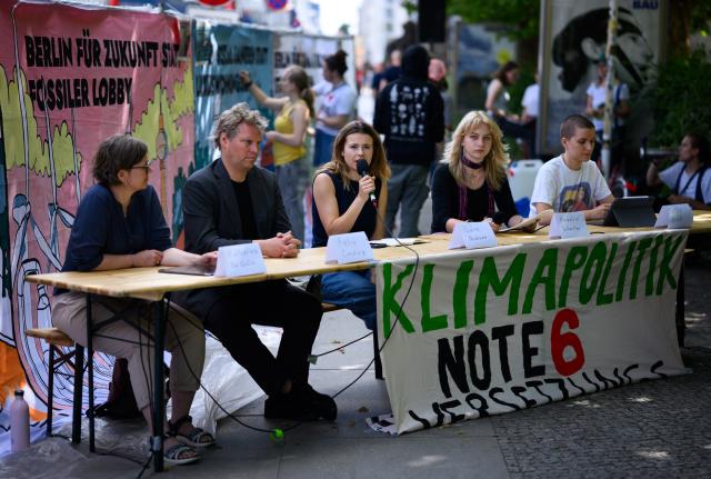 02 July 2026, Berlin: German climate activist Luisa Neubauer (C) speaks at a press conference organized by Fridays for Future Berlin with Katharina De Grille of Midwives for Future, Felix Creutzig, of Scientists for Future; Annkatrin Schwirten, of Fridays for Future Berlin; and Jette Arndt, of Buendnis Campus Sanieren, in front of the Berlin House of Representatives. On the occasion of the Berlin State Parliament's last session before the summer recess, the climate activists are presenting a series of demands to Berlin's state policymakers under the slogan "Berlin must be climate-just!" in the run-up to the House of Representatives election. Photo: Bernd von Jutrczenka/dpa