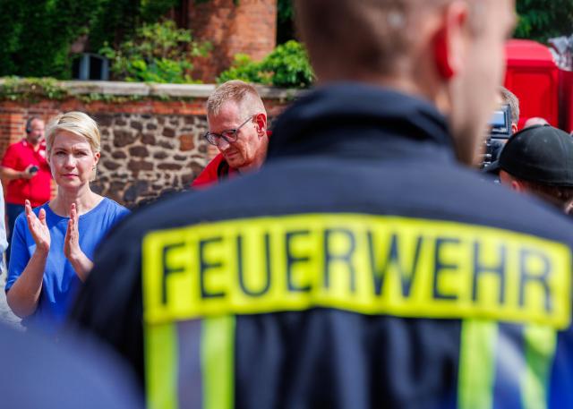 02 July 2026, Mecklenburg-Western Pomerania, Ludwigslust: Manuela Schwesig, Minister-President of Mecklenburg-Western Pomerania, expresses her gratitude to the firefighters and emergency responders who were on the scene during the fire at the LUP Clinic. According to current information, two people lost their lives in the fire that destroyed the hospital's roof truss. The fire broke out in a patient's room. Photo: Jens Büttner/dpa