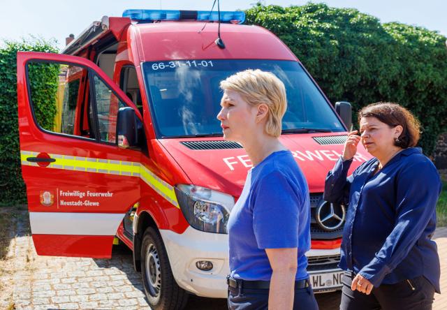 02 July 2026, Mecklenburg-Western Pomerania, Ludwigslust: Manuela Schwesig, Minister-President of Mecklenburg-Western Pomerania, expresses her gratitude to the firefighters and emergency responders who were on the scene during the fire at the LUP Clinic. According to current information, two people lost their lives in the fire that destroyed the hospital's roof truss. The fire broke out in a patient's room. Photo: Jens Büttner/dpa