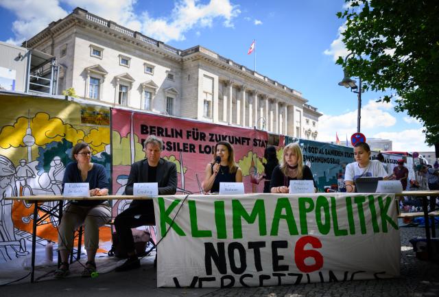 02 July 2026, Berlin: German climate activist Luisa Neubauer (C) speaks at a press conference organized by Fridays for Future Berlin with Katharina De Grille of Midwives for Future, Felix Creutzig, of Scientists for Future; Annkatrin Schwirten, of Fridays for Future Berlin; and Jette Arndt, of Buendnis Campus Sanieren, in front of the Berlin House of Representatives. On the occasion of the Berlin State Parliament's last session before the summer recess, the climate activists are presenting a series of demands to Berlin's state policymakers under the slogan "Berlin must be climate-just!" in the run-up to the House of Representatives election. Photo: Bernd von Jutrczenka/dpa