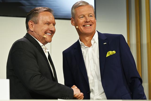 02 July 2026, Baden-Württemberg, Winnenden: Michael Traub (L), CEO of Stihl AG, and Hartmut Jenner, CEO of Alfred Kaercher SE & Co. KG, shake hands at a press conference. In the future, Stihl's chainsaws, gardening and forestry equipment, and Kaercher's cleaning equipment for professionals will all be powered by the same battery. The two companies are entering into a strategic partnership. Photo: Jennifer Kramer/dpa