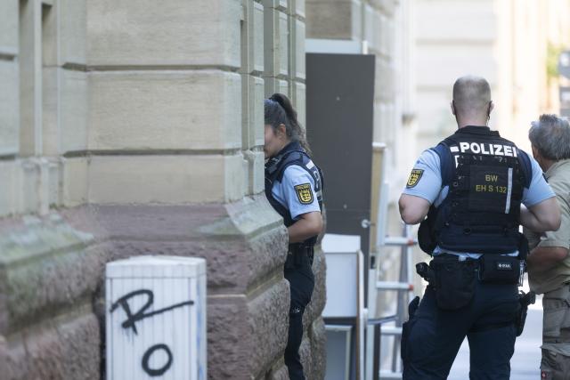 02 July 2026, Baden-Wuerttemberg, Stuttgart: Police officers ring the doorbells of residents who are being evacuated due to an aerial bomb found at a construction site in Stuttgart-Bad Cannstatt. Photo: Marijan Murat/dpa