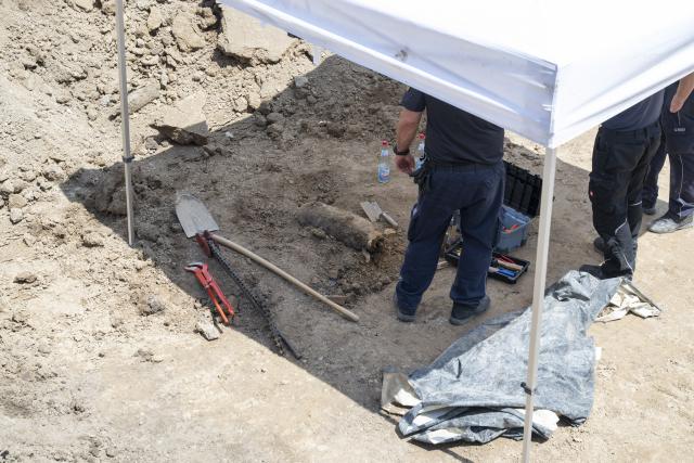 02 July 2026, Baden-Wuerttemberg, Stuttgart: An aerial bomb lies on a construction site in Stuttgart-Bad Cannstatt. Photo: Marijan Murat/dpa