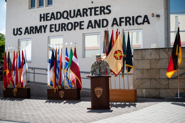 02 July 2026, Hesse, Wiesbaden: General Christopher T. Donahue, former Commander of US Land Forces in Europe and Africa, speaks during his farewell ceremony event. The commander of US forces in Europe and Africa is being honored in Wiesbaden after just 18 months in the post. Photo: Hannes P. Albert/dpa