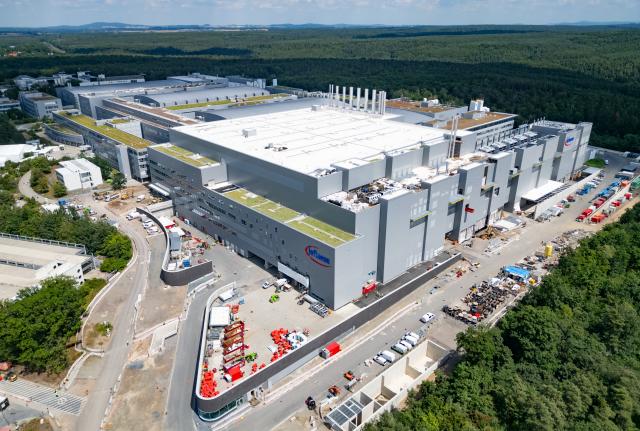 02 July 2026, Saxony, Dresden: A general view of the Semiconductor Plant of the Infineon Smart Power Fab during the opening. Photo: Robert Michael/dpa