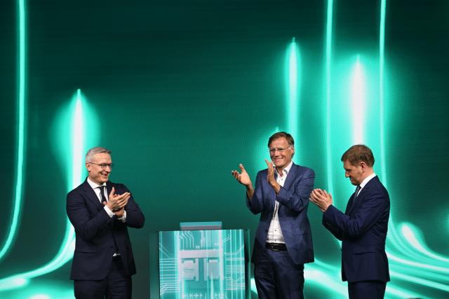 02 July 2026, Saxony, Dresden: CEO of Infineon Jochen Hanebeck (C), German Minister for Digitalization and State Modernization Karsten Wildberger (L) and Minister President of Saxony Michael Kretschmer  stand at the opening of Semiconductor Plant of the Infineon Smart Power Fab. Photo: Robert Michael/dpa