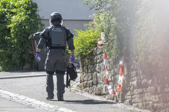 02 July 2026, Baden-Wuerttemberg, Ingersheim: A police bomb disposal expert walks on the scene near a residential building in Ingersheim in the Ludwigsburg district. Following an escalated family dispute over a residential building, authorities are investigating one of the residents on suspicion of attempted murder. Photo: Marijan Murat/dpa