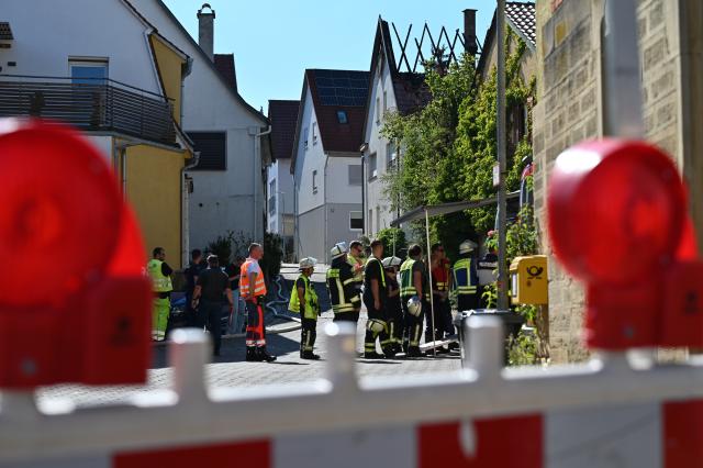 02 July 2026, Baden-Wuerttemberg, Ingersheim: Police and firefighters work on the scene near a residential building in Ingersheim in the Ludwigsburg district. Following an escalated family dispute over a residential building, authorities are investigating one of the residents on suspicion of attempted murder. Photo: Jennifer Kramer/dpa