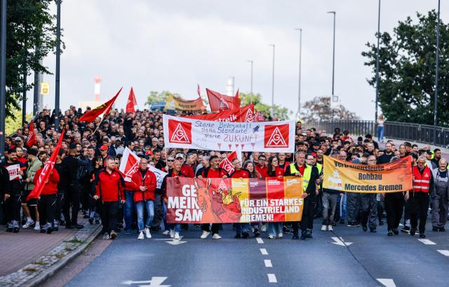 03 July 2026, Bremen: Employees at the Mercedes-Benz plant in Bremen demonstrate outside the factory grounds, against the company's cost-cutting measures. Photo: Focke Strangmann/dpa