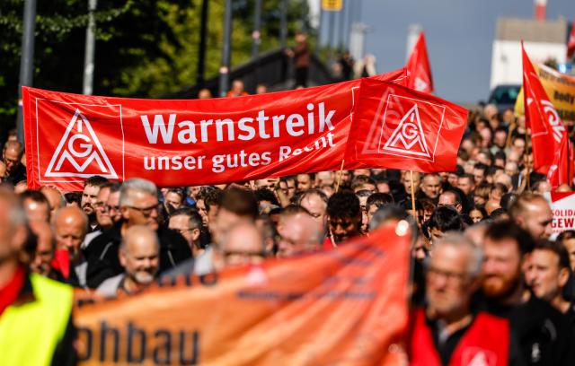 03 July 2026, Bremen: Employees at the Mercedes-Benz plant in Bremen demonstrate outside the factory grounds, against the company's cost-cutting measures. Photo: Focke Strangmann/dpa