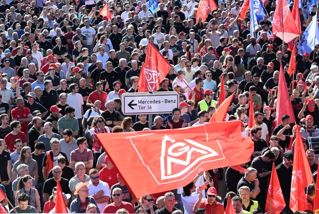 03 July 2026, Baden-Württemberg, Sindelfingen: Employees of the automaker Mercedes-Benz protest against the company's cost cutting measures, at one of the entrances to the Mercedes-Benz plant. Photo: Bernd Weißbrod/dpa