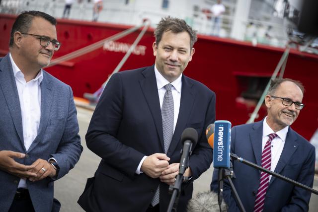 03 July 2026, Mecklenburg-Western Pomerania, Wismar: (L-R) Oliver Burkhard, CEO of TKMS; Lars Klingbeil, German Minister of Finance and Wolfgang Blank, Minister of Economic Affairs of Mecklenburg-Western Pomerania,  hold a press conference on the TKMS shipyard grounds. Photo: Philip Dulian/dpa