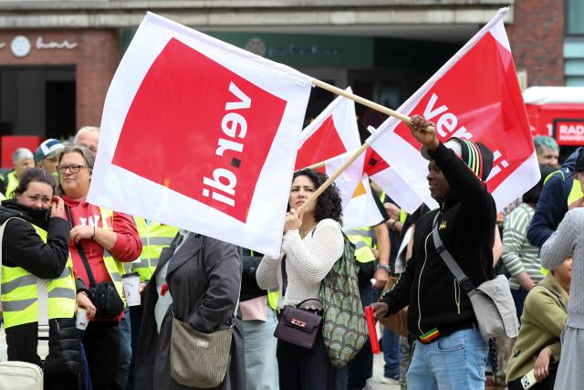 03 July 2026, Hamburg: Participants gather at Gaensemarkt, during a warning strike in the retail sector. Photo: Bodo Marks/dpa