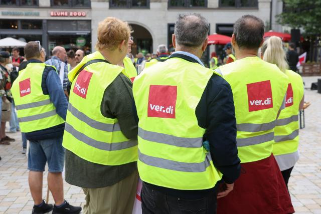 03 July 2026, Hamburg: Participants gather at Gaensemarkt, during a warning strike in the retail sector. Photo: Bodo Marks/dpa