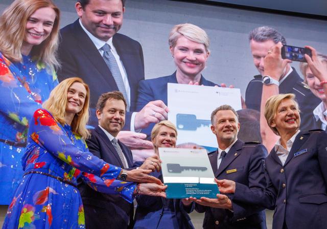 03 July 2026, Mecklenburg-Western Pomerania, Rostock: German Finance Minister Lars Klingbeil (2-L) poses with university dean Annette Woehner (R), Mecklenburg-Western Pomerania Minister-President Manuela Schwesig (C), General Customs Directorate President Armin Rolfink (2-R), and Dorothee Martin (L), chairwoman of the Federal Agency for Real Estate Affairs, during the official opening of the new campus at the Federal University of Public Administration. Over 230 million euros (250 million USD) were invested in expanding the facility, which accommodates up to 600 students and 130 employees. Photo: Jens Büttner/dpa