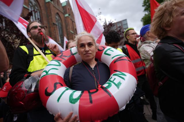 03 July 2026, Hamburg: Demonstrators take part in a protest rally in the city center against social spending cuts and rising housing costs. Organized by the German Trade Union Federation (DGB) and the Hamburg Tenants' Association, the demonstration called for a nationwide rent freeze and a stronger welfare state under the slogan "No to Social Cuts-Defenders of the Welfare State Stand Together!" Photo: Marcus Brandt/dpa