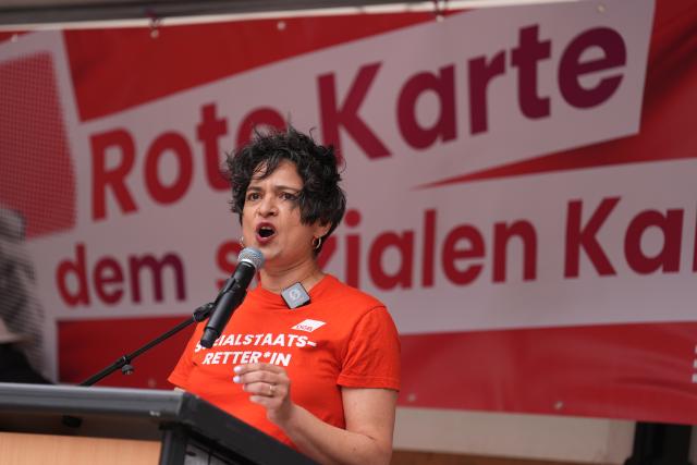 03 July 2026, Hamburg: DGB Hamburg chairwoman Tanja Chawla speaks at a city center rally against social spending cuts. Organized by the DGB and the Hamburg Tenants' Association under the slogan "No to Social Cuts-Defenders of the Welfare State Stand Together!", the demonstration demanded a stronger welfare state, affordable housing, and a nationwide rent freeze. Photo: Marcus Brandt/dpa