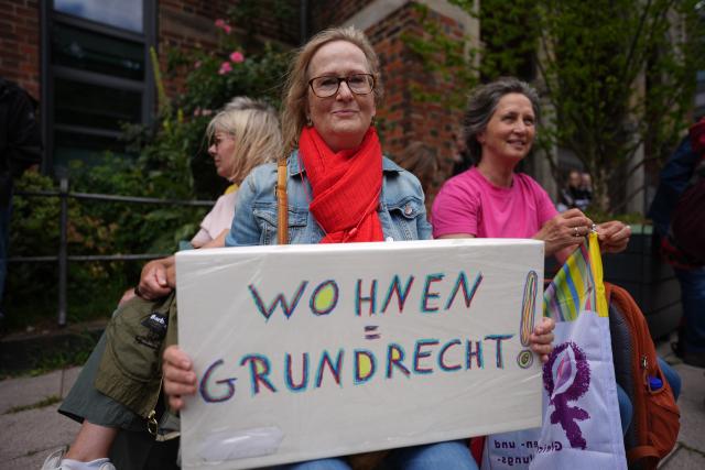 03 July 2026, Hamburg: Demonstrators march in the city center during an anti-cuts rally organized by the DGB and the Hamburg Tenants' Association. Under the slogan "No to Social Cuts-Defenders of the Welfare State Stand Together!", protesters demanded a stronger welfare state, affordable housing, and a nationwide rent freeze. Photo: Marcus Brandt/dpa