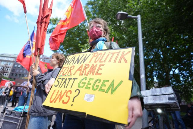 03 July 2026, Hamburg: Demonstrators gather in the city center for an anti-cuts protest organized by the DGB and the Hamburg Tenants' Association. Under the slogan "No to Social Cuts-Defenders of the Welfare State Stand Together!", participants demanded a strong welfare state, affordable housing, and a nationwide rent freeze. Photo: Marcus Brandt/dpa
