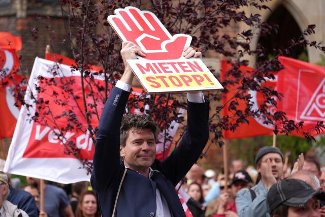 03 July 2026, Hamburg: Rolf Bosse, chairman of the Hamburg Tenants' Association, holds a sign reading "Stop Rent Hikes!" at a rally organized by the German Trade Union Federation (DGB) and the Hamburg Tenants' Association against cuts to social services and in support of a strong, solidarity-based welfare state, as well as affordable housing and a nationwide rent freeze. The DGB Hamburg and the Hamburg Tenants' Association called for the rally under the slogan "No to Social Cuts-Defenders of the Welfare State Stand Together!" Photo: Marcus Brandt/dpa
