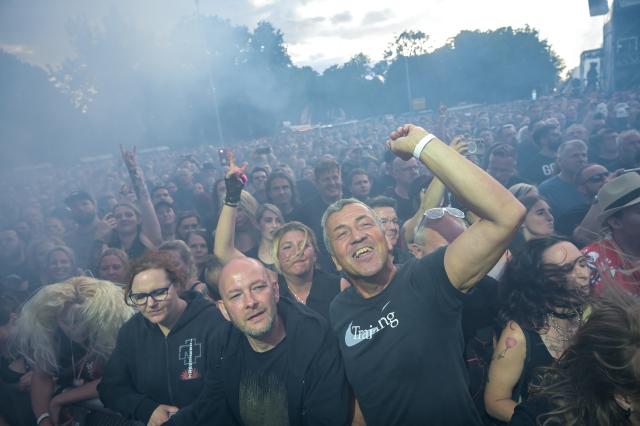 03 July 2026, Saxony, Leipzig: People cheer as they watch Till Lindemann's performance during the Till-Fest at the Monument to the Battle of the Nations in Leipzig. Numerous bands are scheduled to perform during the festival organized by Rammstein frontman Till Lindemann. Photo: Heiko Rebsch/dpa