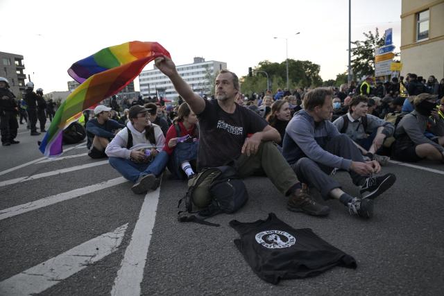 04 July 2026, Thuringia, Erfurt: Demonstrators sit at Gothaer Platz to block the access road to Erfurt's convention center, during a demonstration against the national party convention of the Alternative for Germany (AfD) pary. The AfD's national party convention is taking place on July 4 and 5 at the Erfurt Convention Center. Photo: Jacob Schröter/dpa