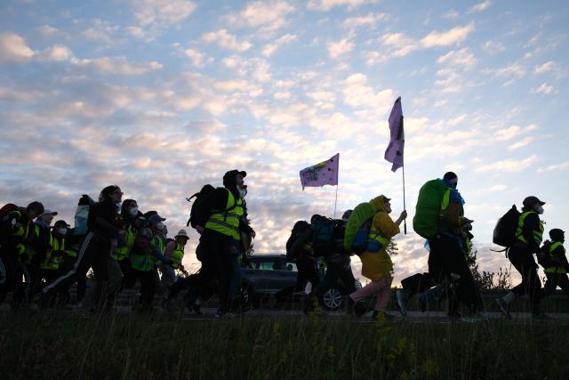 04 July 2026, Thuringia, Erfurt: Demonstrators march toward the A71 near Gispersleben during a demonstration against the national party convention of the Alternative for Germany (AfD) party. The AfD's national party convention is taking place on July 4 and 5 at the Erfurt Convention Center. Photo: Sebastian Willnow/dpa