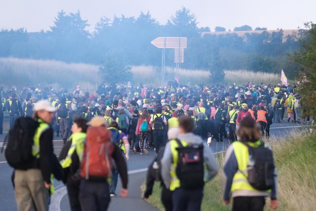 04 July 2026, Thuringia, Erfurt: Demonstrators march toward the A71 near Gispersleben during a demonstration against the national party convention of the Alternative for Germany (AfD) pary. The AfD's national party convention is taking place on July 4 and 5 at the Erfurt Convention Center. Photo: Sebastian Willnow/dpa