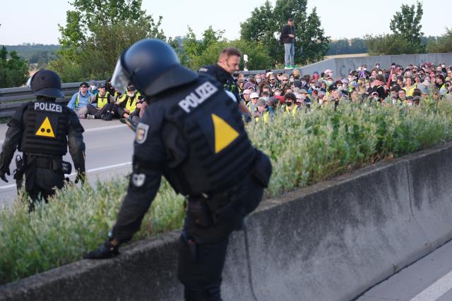 04 July 2026, Thuringia, Erfurt: Protesters block the A71 highway near Gispersleben, during a demonstration against the national party convention of the Alternative for Germany (AfD) party. The AfD's national party convention is taking place on July 4 and 5 at the Erfurt Convention Center. Photo: Sebastian Willnow/dpa