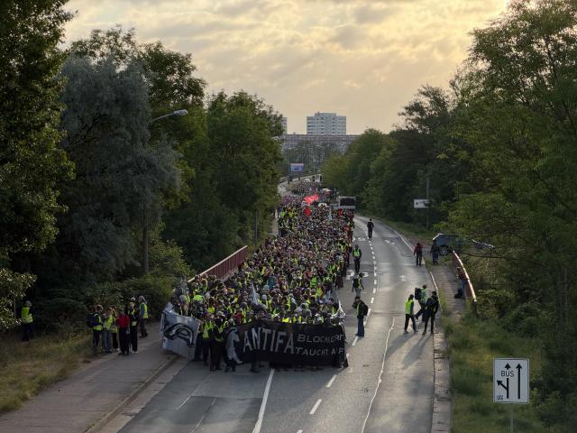 04 July 2026, Thuringia, Erfurt: Protesters march toward Erfurt city center, during a demonstration against the national party convention of the Alternative for Germany (AfD) party. The AfD's national party convention is taking place on July 4 and 5 at the Erfurt Convention Center. Photo: Sven Kaeuler/dpa