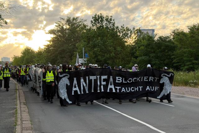 04 July 2026, Thuringia, Erfurt: Protesters march toward Erfurt city center, during a demonstration against the national party convention of the Alternative for Germany (AfD) party. The AfD's national party convention is taking place on July 4 and 5 at the Erfurt Convention Center. Photo: Sven Kaeuler/dpa