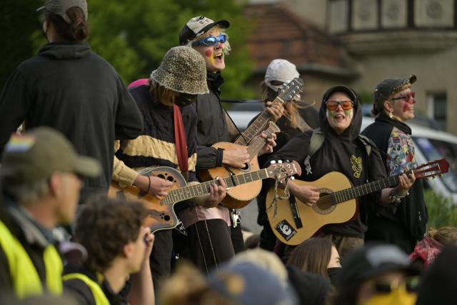 04 July 2026, Thuringia, Erfurt: A group of demonstrators play music in the middle of the roadblock at Gothaer Platz, during a demonstration against the national party convention of the Alternative for Germany (AfD) party. The AfD's national party convention is taking place on July 4 and 5 at the Erfurt Convention Center. Photo: Jacob Schröter/dpa